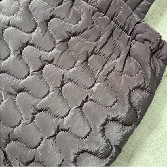 NEW FREE PEOPLE - CLOUD 9 TOTE BAG GUN METAL Quilted Trend Viral Gym Boho - Picture 7 of 12